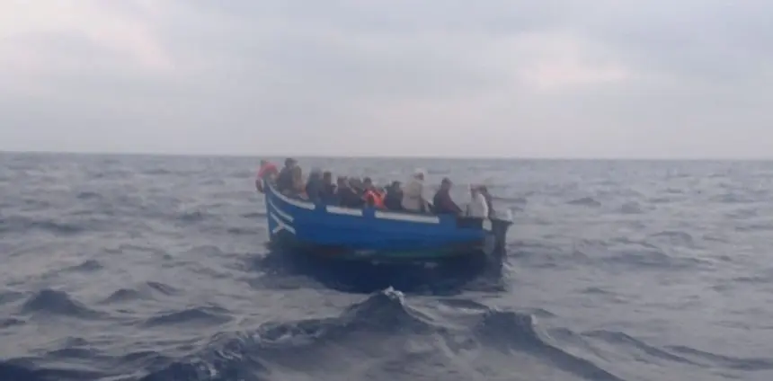 Momento en el que fue localizada la embarcación cerca del norte de Lanzarote este viernes