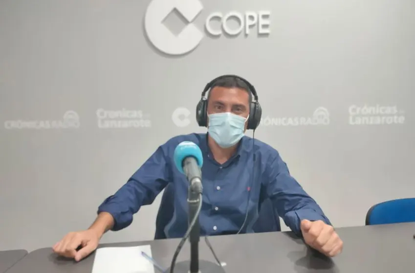 Oswaldo Betancort en el estudio de Crónicas Radio-COPE Lanzarote