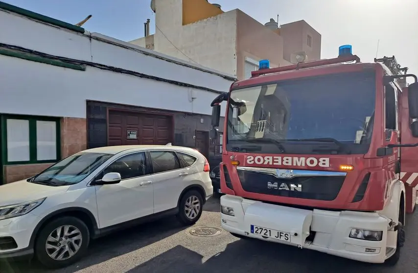 Los bomberos tuvieron que actuar rápido para sacar al hombre del interior del aljibe