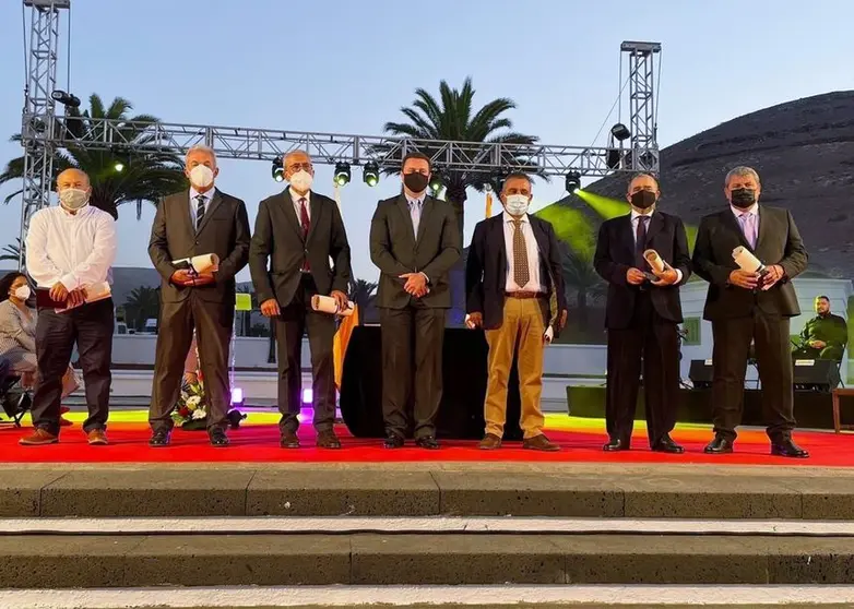 Grupo de distinguidos con el alcalde Óscar Noda