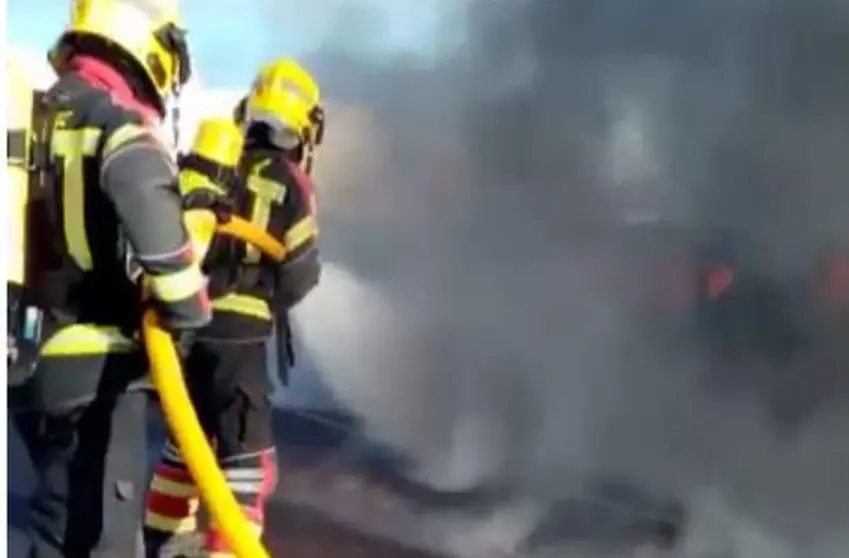 Imagen de los bomberos en el momento de su actuación en Tías.