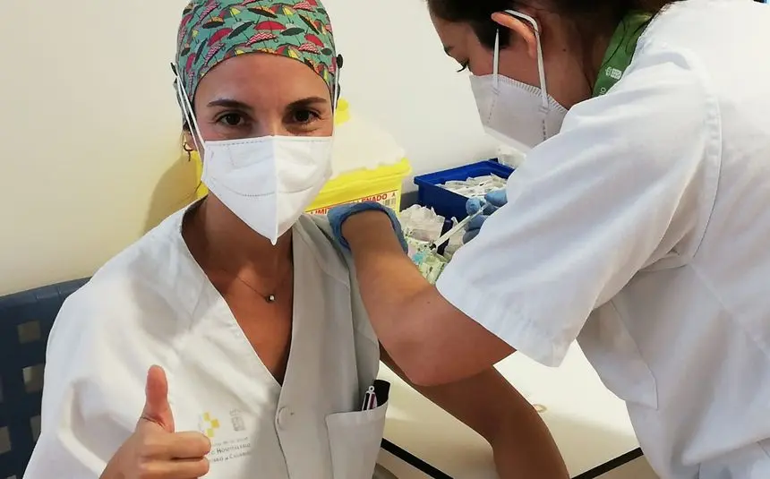 vacunacion_de_una_profesional_sanitaria_del_scs