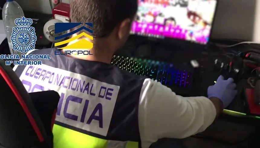 Un agente investigando delitos cometidos en Internet.