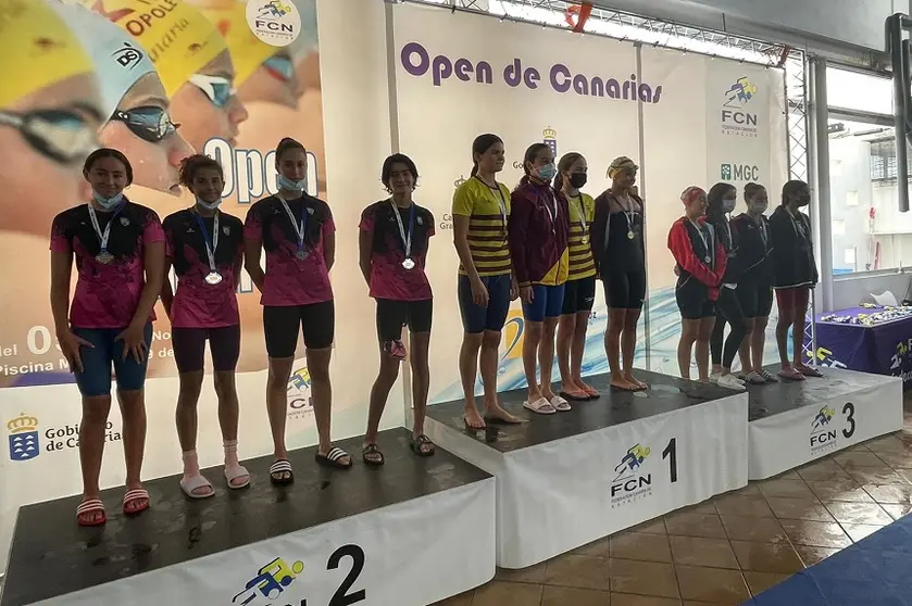 Imagen de la entrega de premios a las ganadoras del 4 por 200 metros.