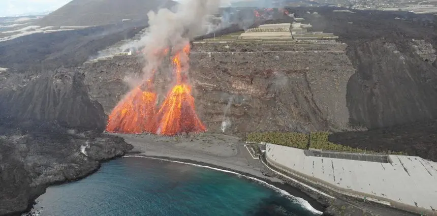 091121 La lava llega al acantilado de la playa de Los Guirres