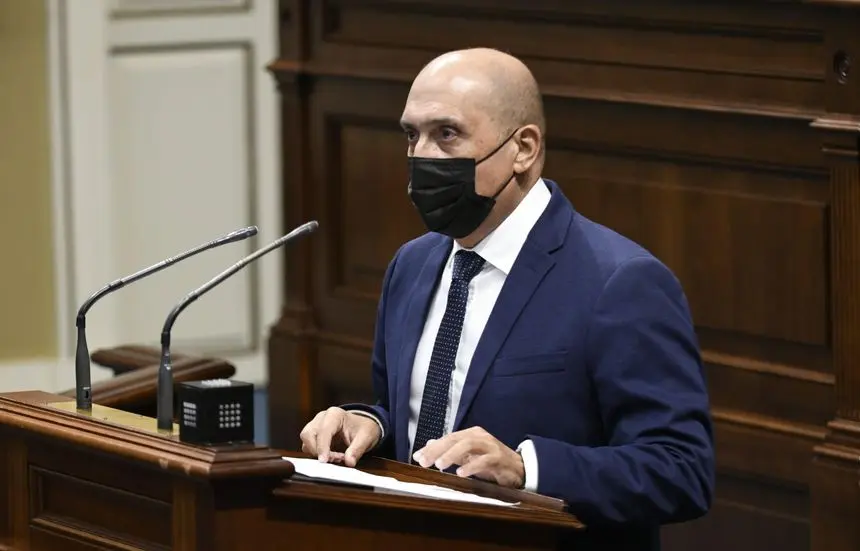 Pedro Viera durante su intervención en el Parlamento autonómico.