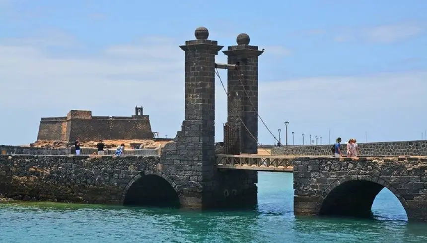 puente-de-bolas-en-arrecife-lanzarote-81109-xl