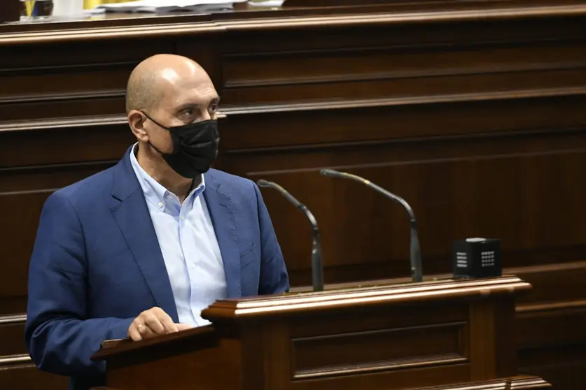 Pedro Viera durante su intervención en el Parlamento autonómico.