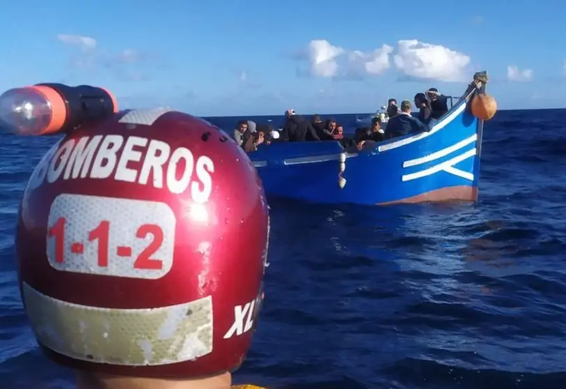 Momento en el que los bomberos del Consorcio contactan con la patera que estaba a la deriva