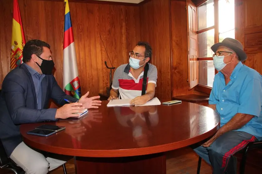 Reunión del alcalde de Yaiza con responsables de APUSAS