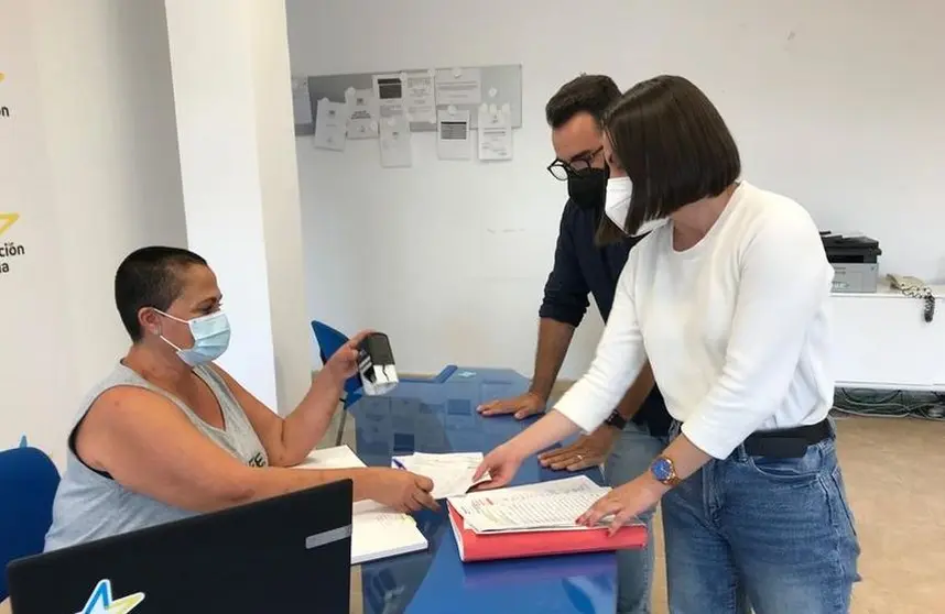 Migdalia Machín junto a su secretario de Organización, Echedey Eugenio, en la sede de su partido en Arrecife.