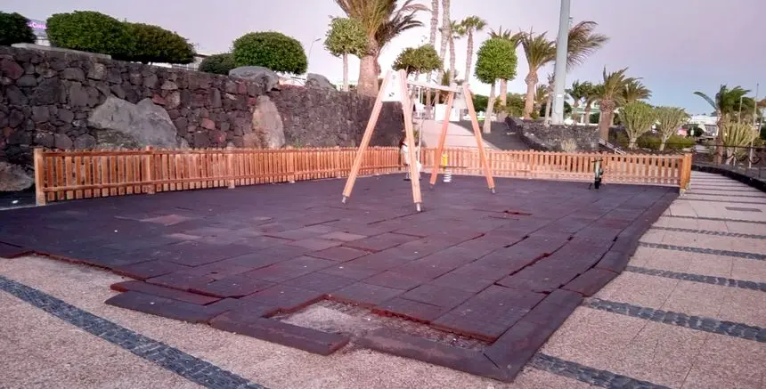 Parque infantil de Playa Grande en mal estado