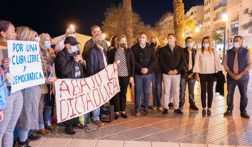 Imagen del encuentro entre los disidentes castristas y los representantes del PP de Lanzarote