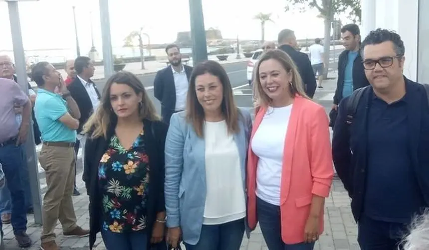 Imagen del posado que hicieron cuando presentaron el pacto en Lanzarote.
