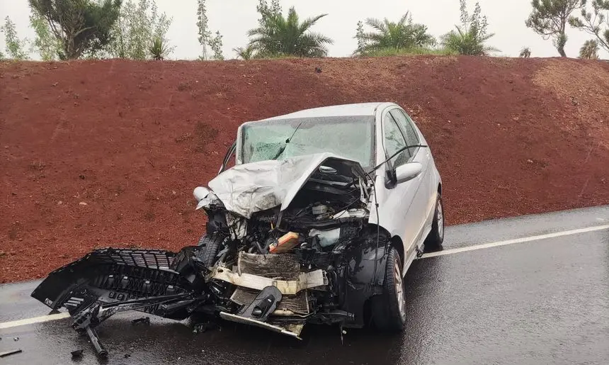 Así quedó uno de los coches siniestrados este viernes