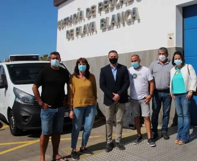 El alcalde de Yaiza, Óscar Noda, con un grupo de pescadores de la Cofradía de Playa Blanca