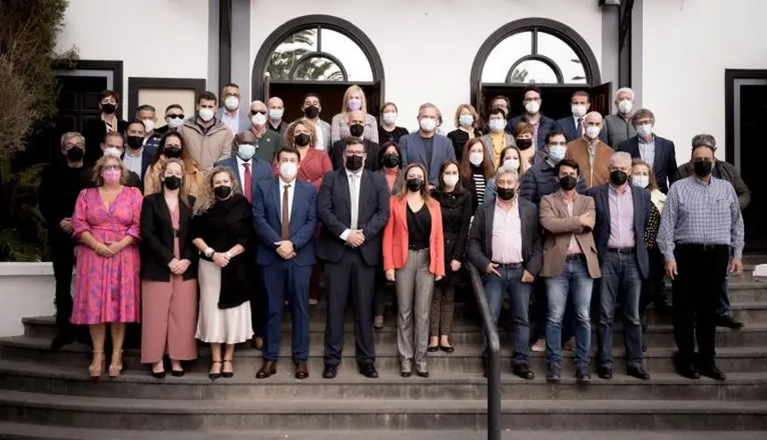 Imagen del grupo de representantes del PSOE que se desplazó este sábado a San Bartolomé.