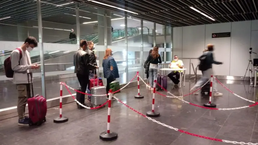 Presentación del certificado covid en el aeropuerto.