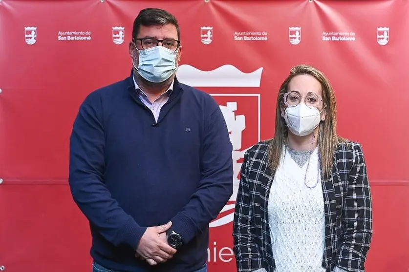 FOTO ISIDRO PÉREZ ALCALDE,  Y CONCEJALA FESTEJOS ESTEFANÍA LUZARDO