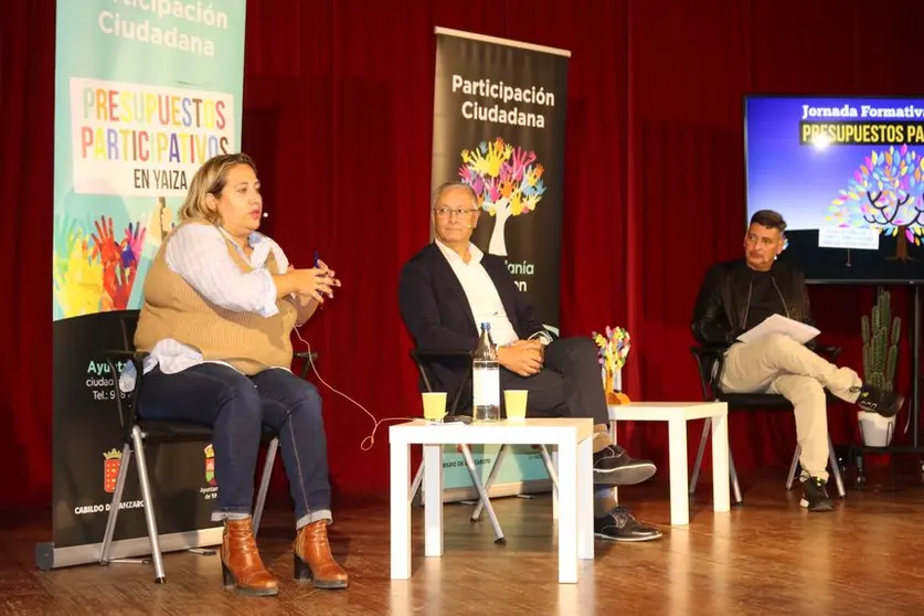 Elisa Ramírez y Alfonso Navarro, técnico y concejal del Área, respectivamente, del Ayuntamiento de Las Palmas de Gran Canaria junto a Alex Salebe. 