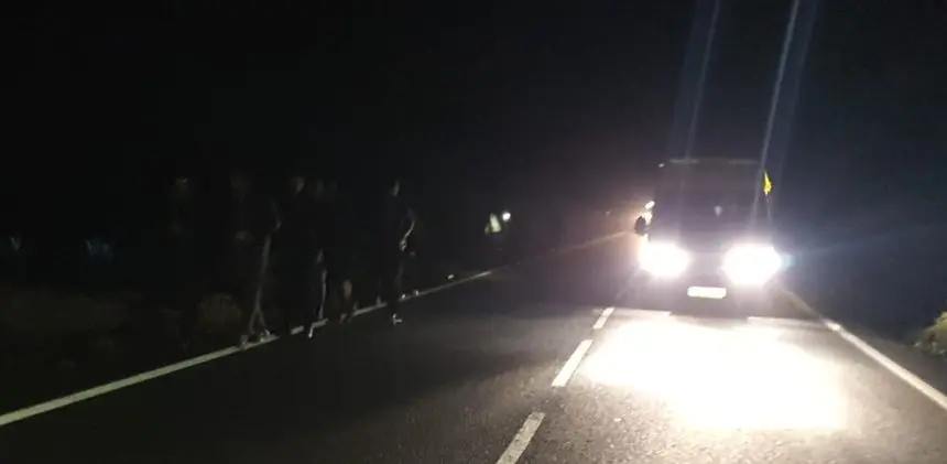 La Guardia Civil localizó a varios inmigrantes caminando por la carretera.