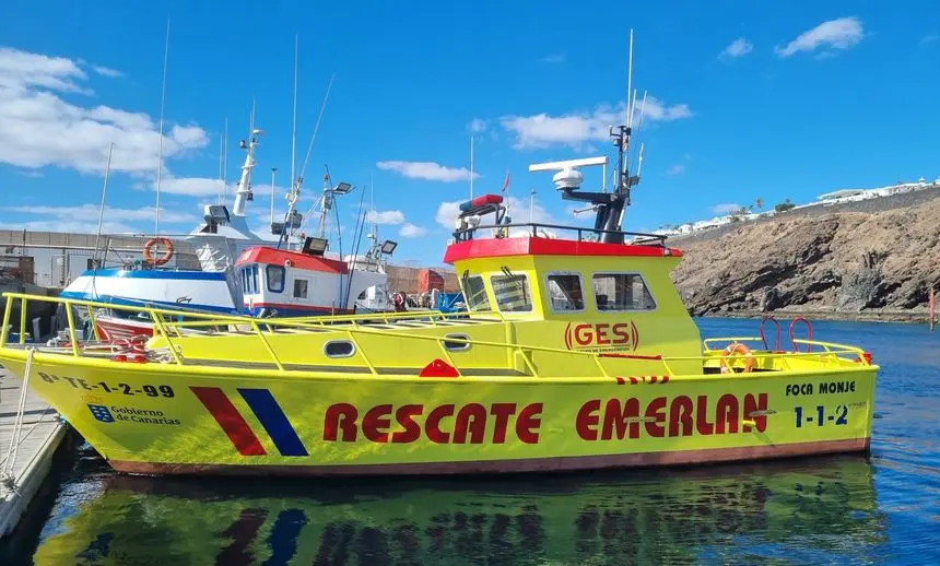 Embarcación de Emerlan este sábado tras llevar el cadáver encontrado al muelle de La Tiñosa