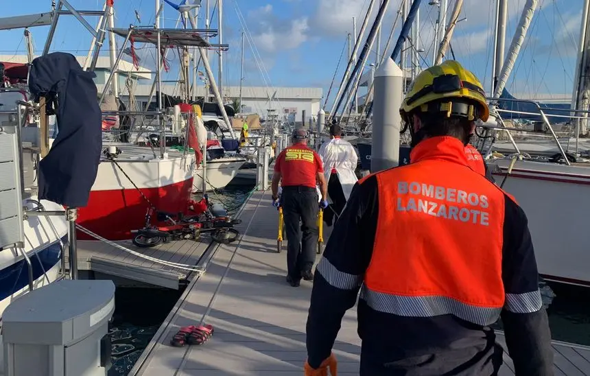 Momento del traslado de la persona que estaba mal en el puerto Marina Lanzarote