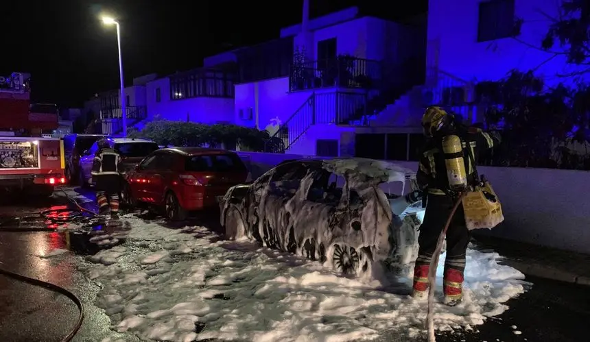 Imagen de la cantidad de espuma que tuvieron ue usar los bomberos para terminar con el fuego