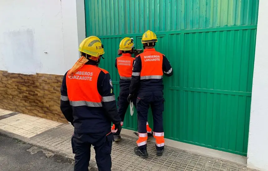 Momento en el que los bomberos acceden al interior del inmueble con una radial