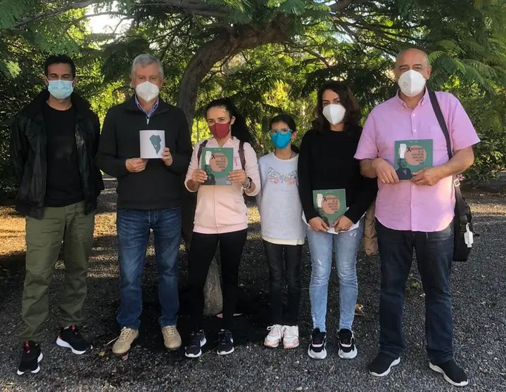 Imagen de los integrantes de la asociación con el libro editado recientemente.