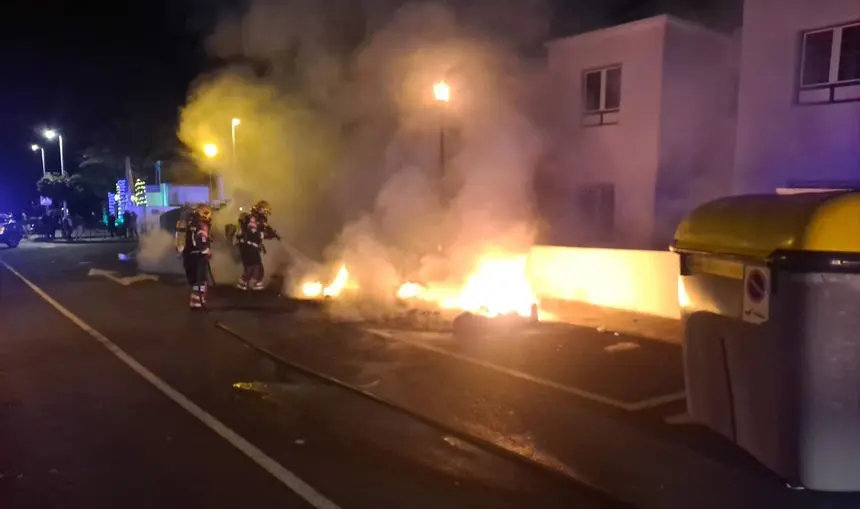 Imagen de la actuación de los bomberos en una de las calles de Puerto del Carmen cerca de unas viviendas