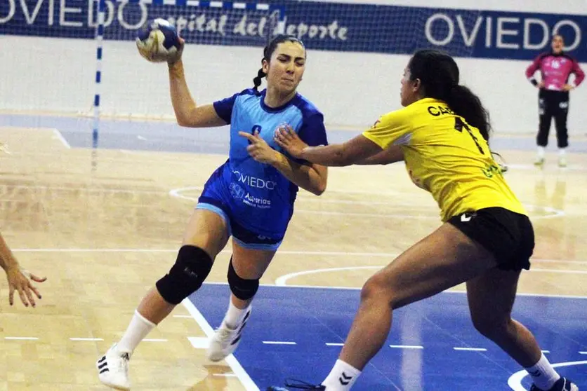 Imagen del encuentro con un lance entre una jugadora del Oviedo y otra del Puerto del Carmen