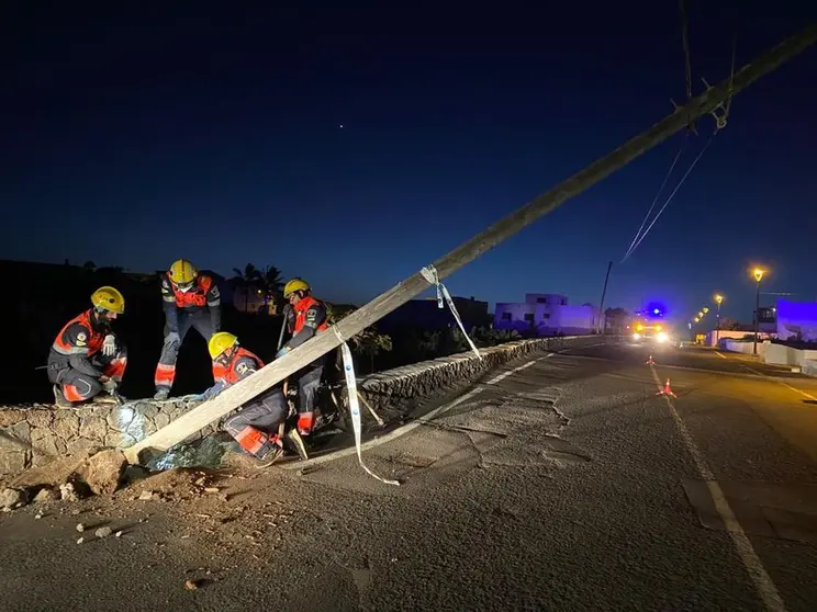 Los bomberos retiran un poste que entorpecía el tráfico en Tinajo.