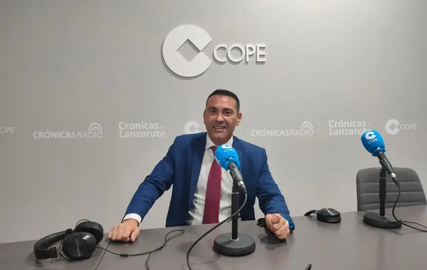 Oswaldo Betancort en el estudio de Crónicas Radio-COPE Lanzarote.