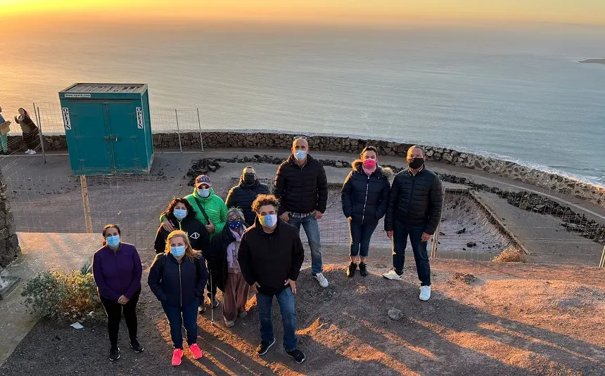 Los integrantes de Nueva Canarias en la zona donde se han realizado las obras.