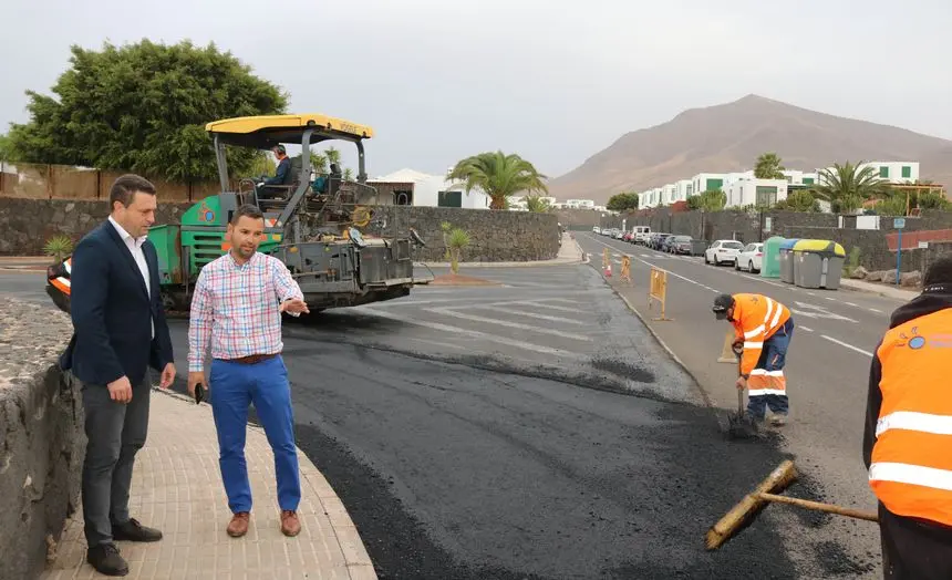 Óscar Noda y Jonatan Lemes en su visita a las obras en la calle Tabaibas
