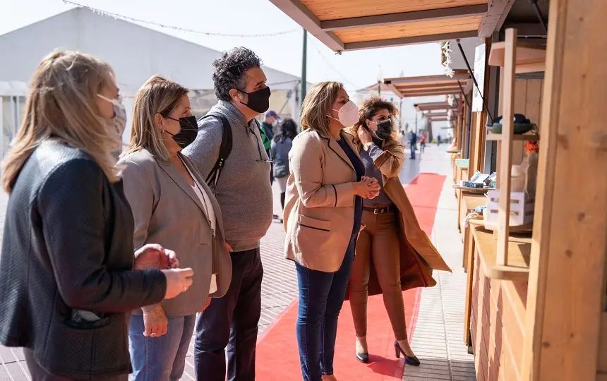 Autoridades municipales en la inauguración del Mercado de Navidad