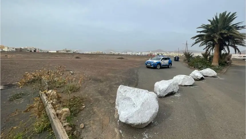Acceso a la calle Guipuzcua cortado por las piedras