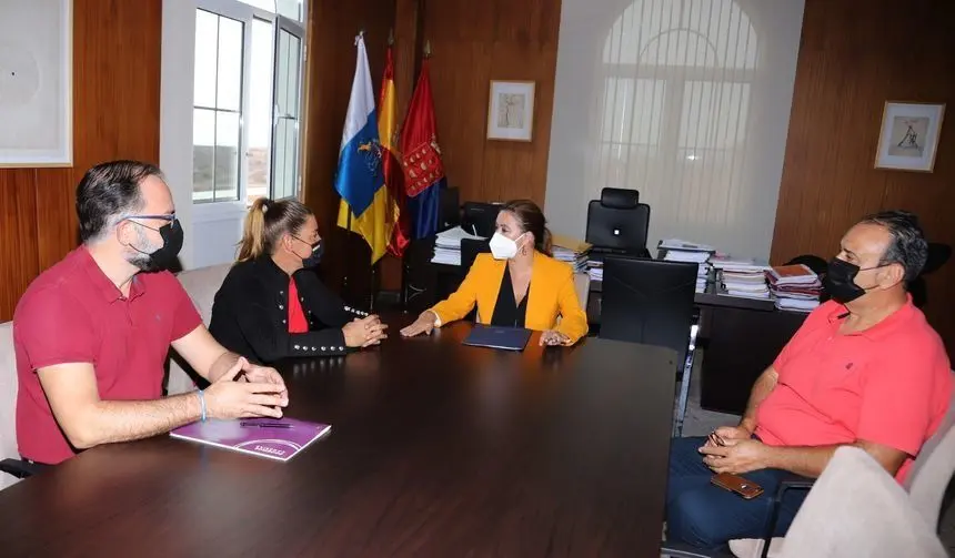 Imagen de la primera reunión que mantuvieron los responsables del PSOE y de Podemos en el Cabildo