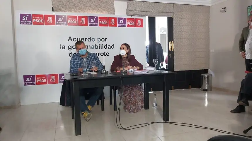 Nira Fierro y César Merino en la firma del preacuerdo de gobernabilidad del Cabildo de Lanzarote.