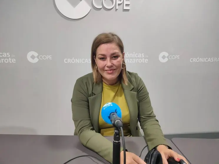 La alcaldesa de Arrecife, Astrid Pérez, en el estudio de Crónicas Radio - Cadena Cope.