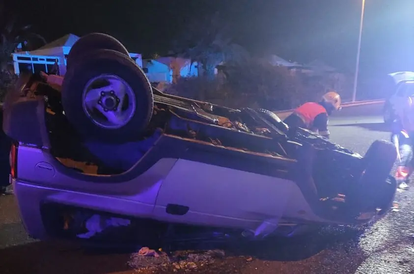 Imagen del accidente en el momento en el que intervinieron los bomberos