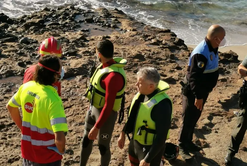 Momento del operativo que se montó este domingo para el rescate de la persona que cayó al mar