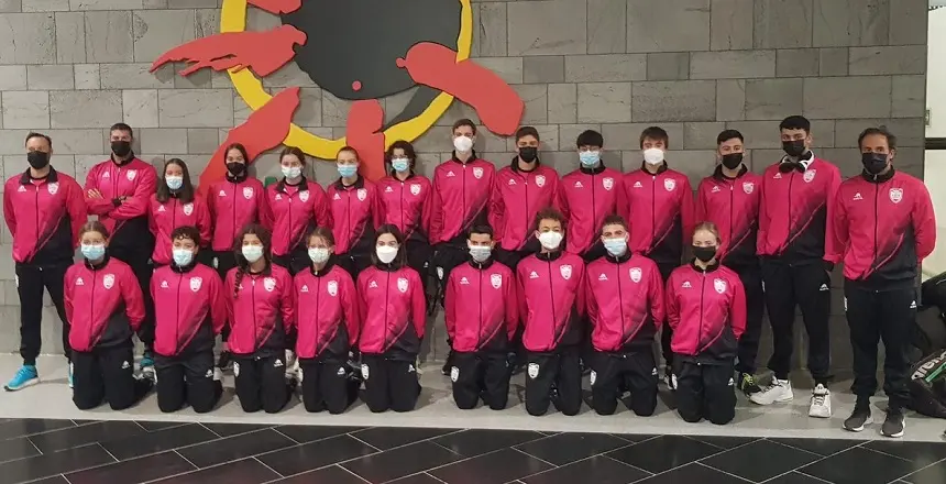 Imagen del equipo de natación en uno de sus desplazamientos.
