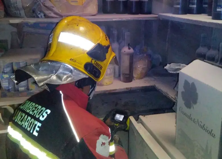 Imagen de uno de los bomberos que participó en el operativo una vez que se controló el incendio.