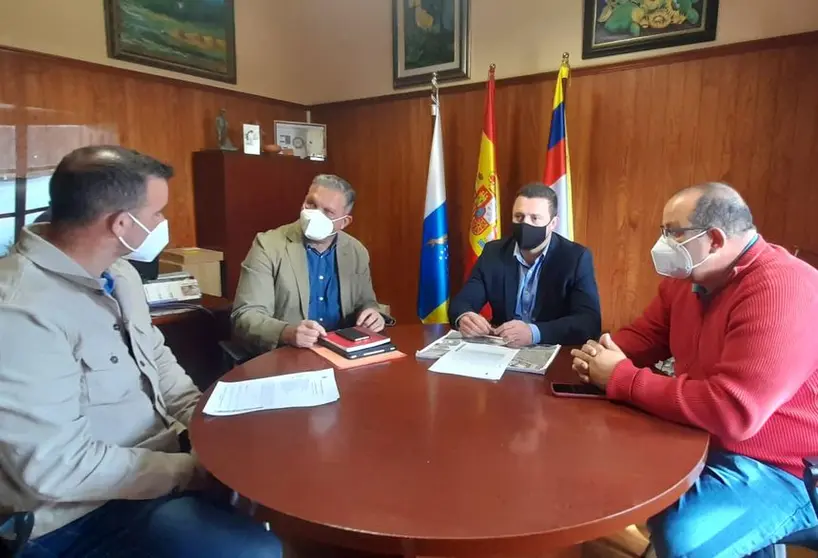Alfredo Mendoza en la reunión mantenida con Óscar Noda, Ángel Lago y Rubén Arca.