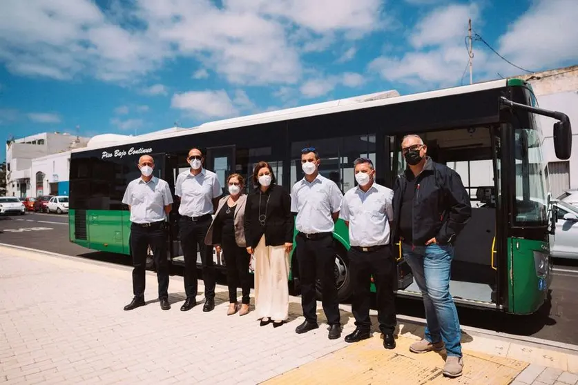Arrecife contrata a nuevos conductores. La alcaldesa con la concejal de Transportes y el encargado del Servicio de Guaguas Municipales