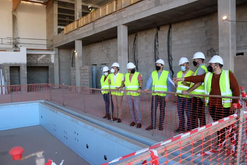 Galería perimetral en piscinas facilita su reparació