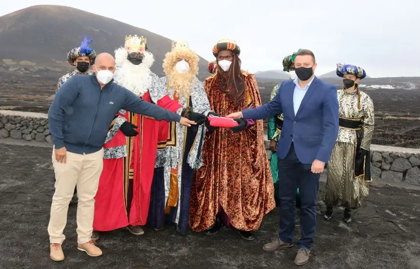 Javier Camacho y Óscar Noda con los Reyes en Yaiza