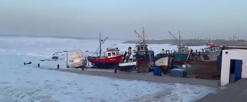 Imagen del momento en el que llegó el agua a la zona en la que se encontraban los barcos amarrados. 